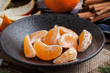 Ahşap masa üzerinde soyulmuş mandalina.