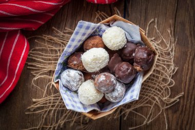 ev yapımı tatlı topları.