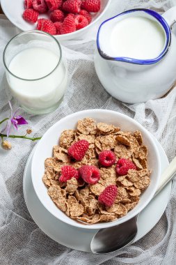 Süt ve ahududu lezzetli breakfast.