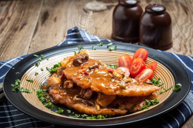 Bir tabakta et güveç ile patates pancakes.