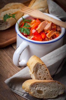 Lecho - biber, soğan ve sosis ile güveç.