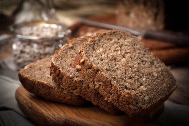 Ayçiçeği tohumları ile kepekli ekmek.