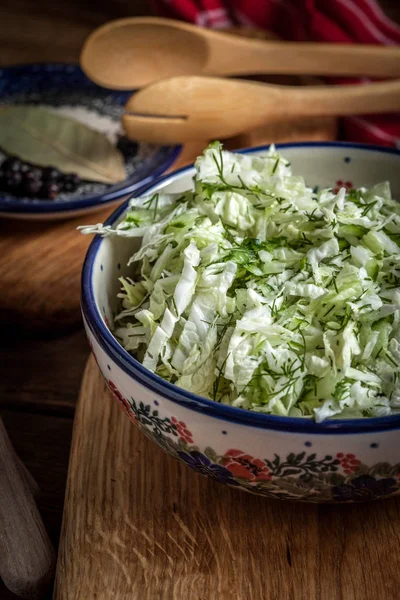 lahana ve dere otu salatası.