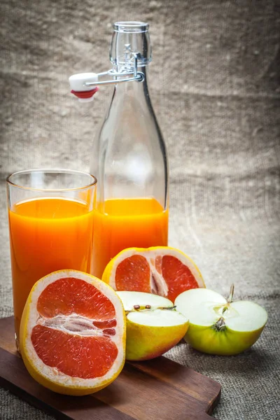 Juice av äpplen och röd grapefrukt. — Stockfoto