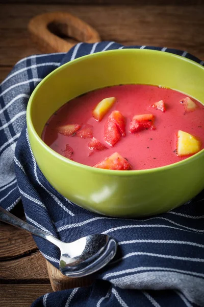 채식주의 빨간 수프-녹색 그릇에 돼지고기. — 스톡 사진