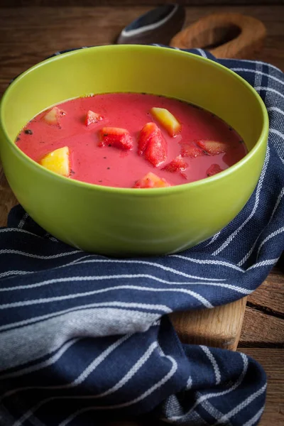 Vegetarische rote Suppe - Borschtsch in grüner Schüssel. — Stockfoto