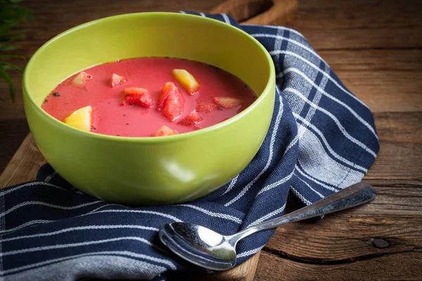 Sopa roja vegetariana - sopa de remolacha en un tazón verde . — Foto de Stock