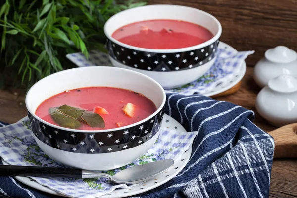 Вегетарианский красный суп - борщ в зеленой чаше . — стоковое фото