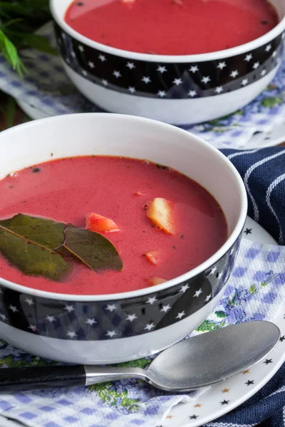 Vegetariánské červená polévka - boršč v zelené mísy. — Stock fotografie