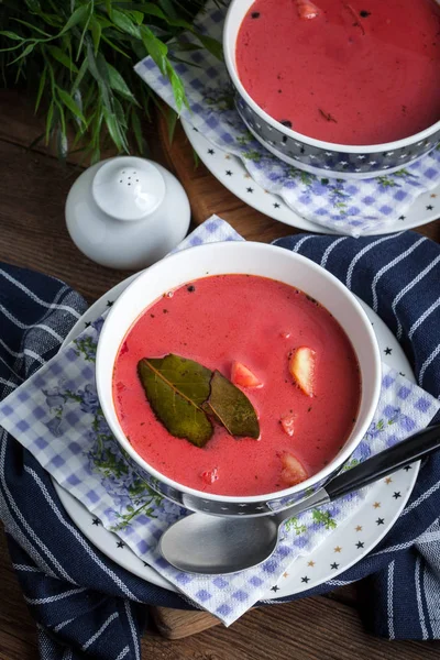 Вегетаріанський червоний суп борщ у зеленій мисці . — стокове фото