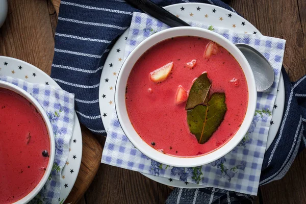 Minestra rossa vegetariana - borsch in boccia verde . — Foto Stock