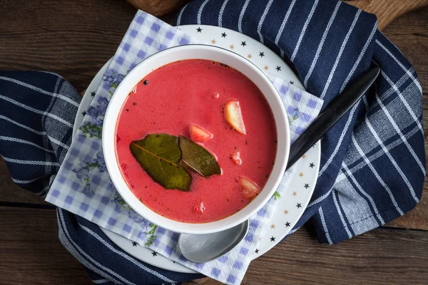Vegetarisk röd soppa - borsch i grön skål. — Stockfoto