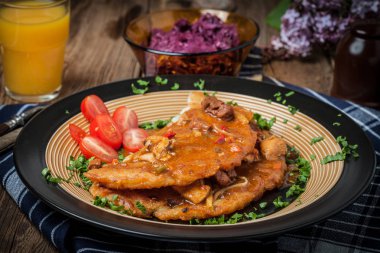 Bir tabakta et güveç ile patates pancakes.