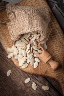 Bir çuval ve kaşığı kabak çekirdeği.