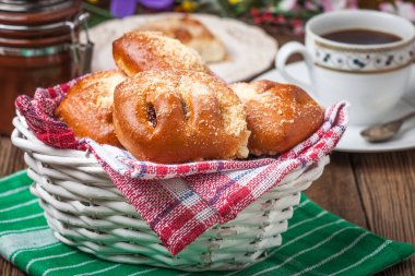 Ahşap bir masa üzerinde meyveleri ile buns.