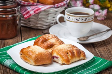 Ahşap bir masa üzerinde meyveleri ile buns.
