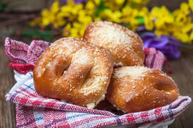 Ahşap bir masa üzerinde meyveleri ile buns.