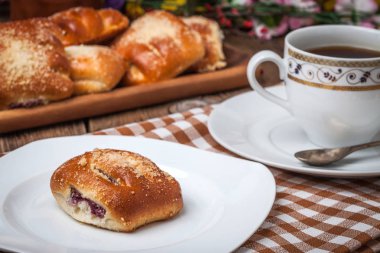 Ahşap bir masa üzerinde meyveleri ile buns.