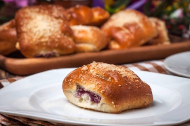 Ahşap bir masa üzerinde meyveleri ile buns.