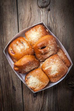 Ahşap bir masa üzerinde meyveleri ile buns.