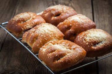 Ahşap bir masa üzerinde meyveleri ile buns.