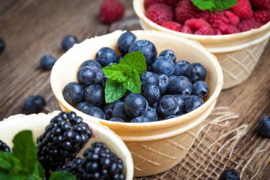 Böğürtlen, ahududu ve yaban mersini bir gözleme kase.