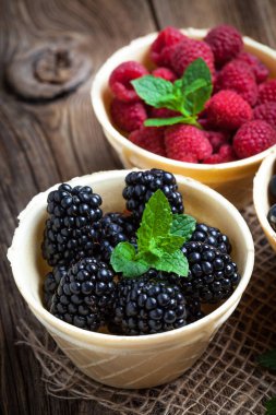 Böğürtlen, ahududu ve yaban mersini bir gözleme kase.