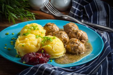 Köfte Patates dereotu sos ile.