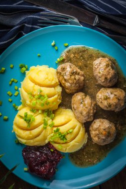 Köfte Patates dereotu sos ile.
