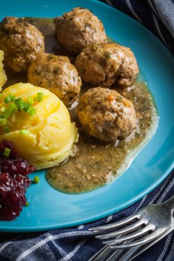 Köfte Patates dereotu sos ile.