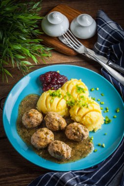 Köfte Patates dereotu sos ile.