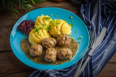 Köfte Patates dereotu sos ile.