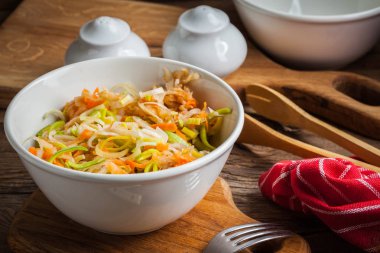 pırasa, havuç ve elma salatası.