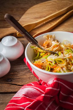 pırasa, havuç ve elma salatası.