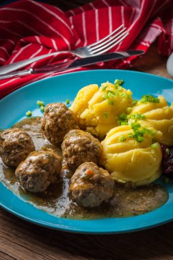 Köfte Patates dereotu sos ile.