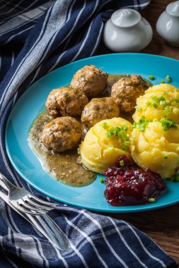 Köfte Patates dereotu sos ile.