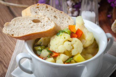 taze ev yapımı sebze çorbası.