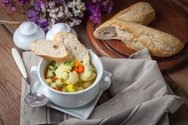 taze ev yapımı sebze çorbası.