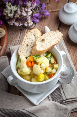 taze ev yapımı sebze çorbası.