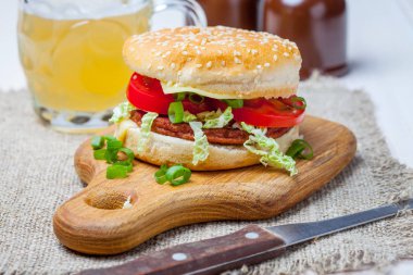 Taze sebzeli ev yapımı hamburger..