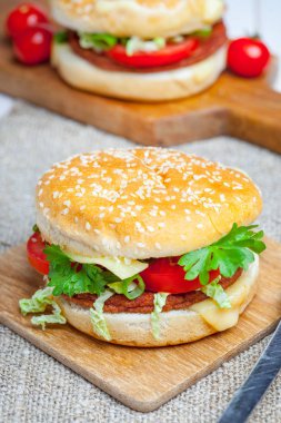 Taze sebzeli ev yapımı hamburger..
