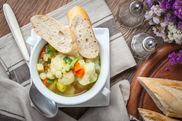 Sopa de legumes caseira fresca . — Fotografia de Stock