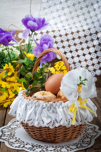 Panier traditionnel de Pâques avec nourriture . — Photo