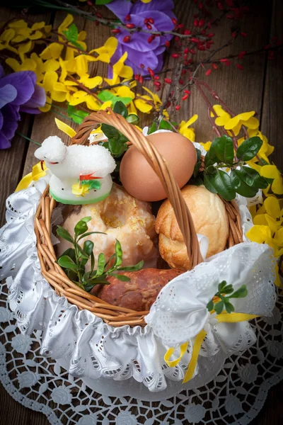 Panier traditionnel de Pâques avec nourriture . — Photo
