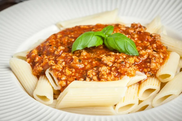 Penne una boloñesa en plato blanco . —  Fotos de Stock