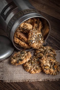 kabak çekirdeği ile tanımlama.