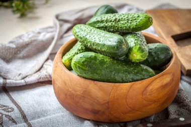 ahşap kase taze salatalık.