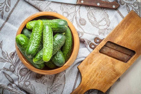 Frische Gurken in einer Holzschüssel. — Stockfoto