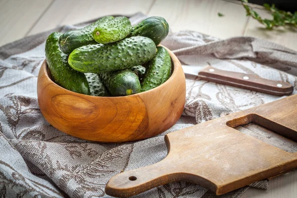 Verse komkommer in een houten kom. — Stockfoto