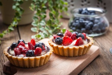 Çilekli ve yabanmersinli ev yapımı meyveli tart..